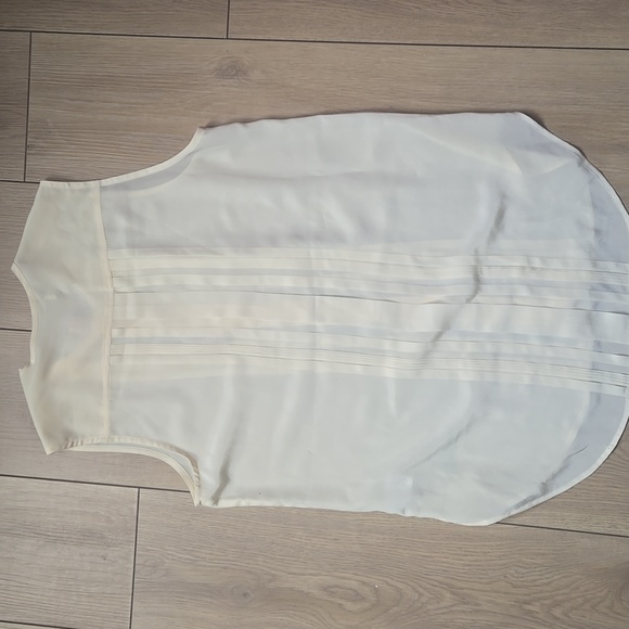 Equipment Silk Sleeveless Pleated Button Top Cream Size XS - Picture 4 of 7